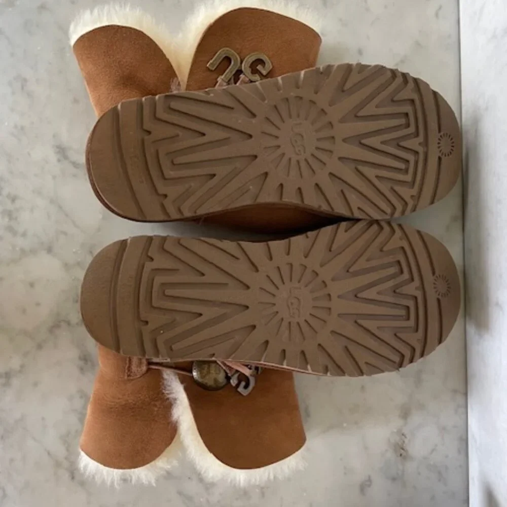 UGG Bailey Button UGG Charm Chestnut Brown Sheepskin Boots Size 6 - Picture 8 of 16